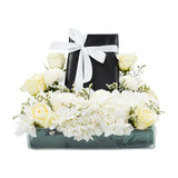 White Mix Flowers with Gift Hamper زهور بيضاء مشكلة مع سلة هدايا